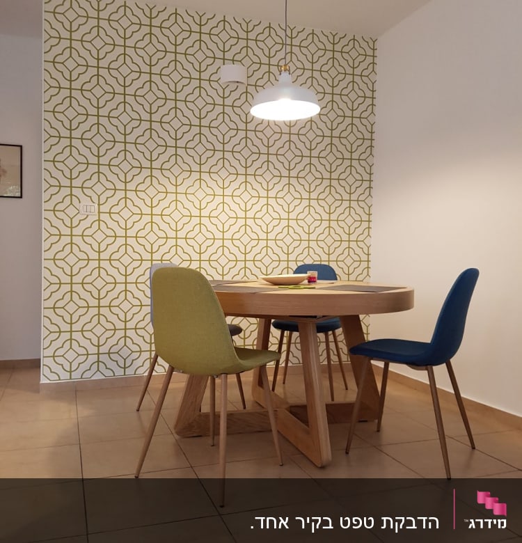 טפט גיאומטרי ירוק על קיר לבן